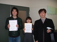 卒業研究優秀賞を受賞した佐藤輝空君（左）と菊地瞳さん（中）、前田先生（右）
