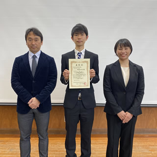 左から村山准教授、齊藤寛英、亀岡雅紀(現代社会研究科)