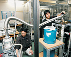低温度下における金属中の水素の量子現象の探査と物性評価のための振動リード法の装置を立ち上げています。