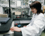 この装置で溶液中に電気を通して誘電性高分子膜を作製しています。この膜を用いて高性能なセンサを開発しています。